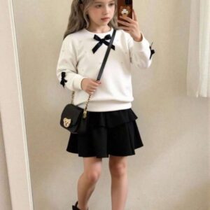 بدلة قطعتين لون ابيض(4سنوات الي 5سنوات)