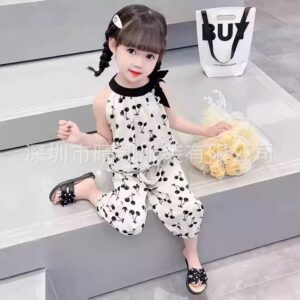 بدلة بنات لون ابيض مقاس( من سنة نص الي 6سنوات)